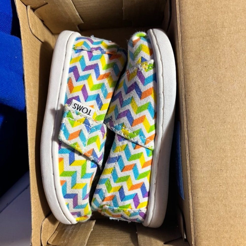 TOMS Classic Canvas Kids Shoe - Size Tiny 5